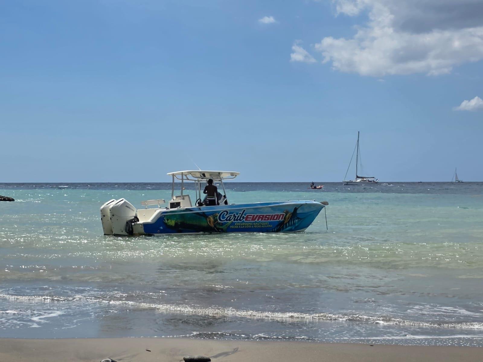 Bateau de pêche Carib Évasion sur l'eau turquoise en Martinique