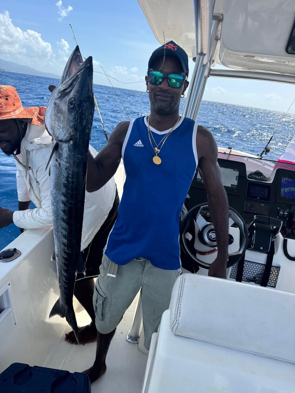 Thierry, capitaine de Carib Évasion, à bord avec un wahoo au large de la Martinique