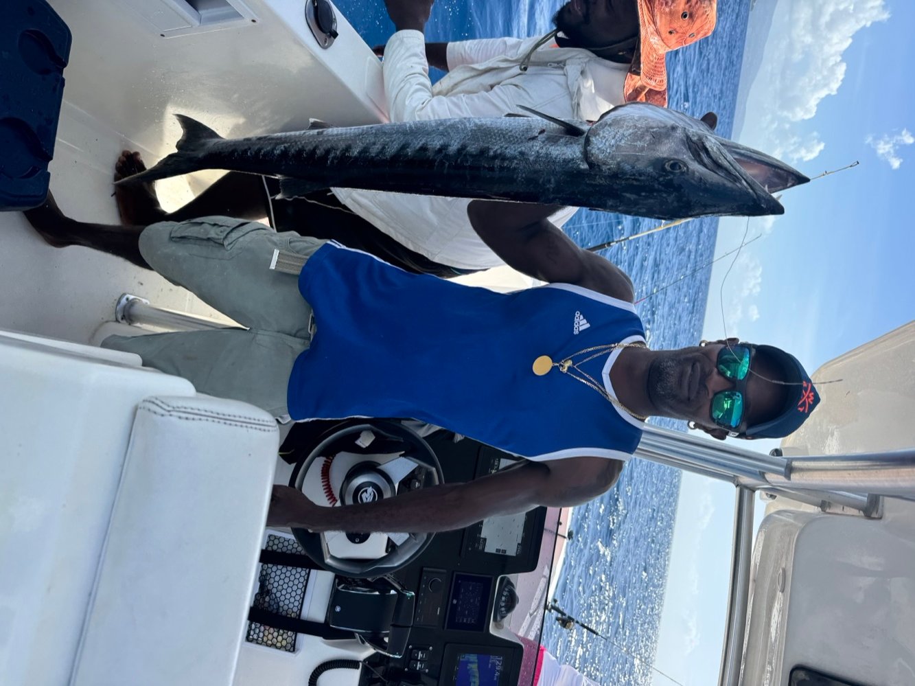 Thierry, capitaine de Carib Évasion, avec une belle prise au large de la Martinique