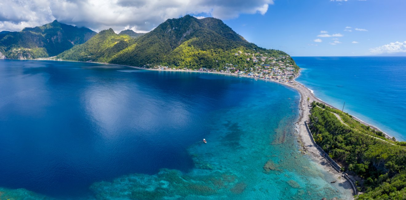Cote verdoyante de la Dominique, destination d'un transfert en mer depuis la Martinique