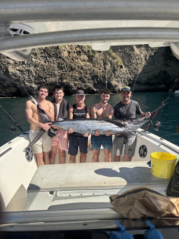 Groupe de pêcheurs avec un wahoo pêché en Martinique