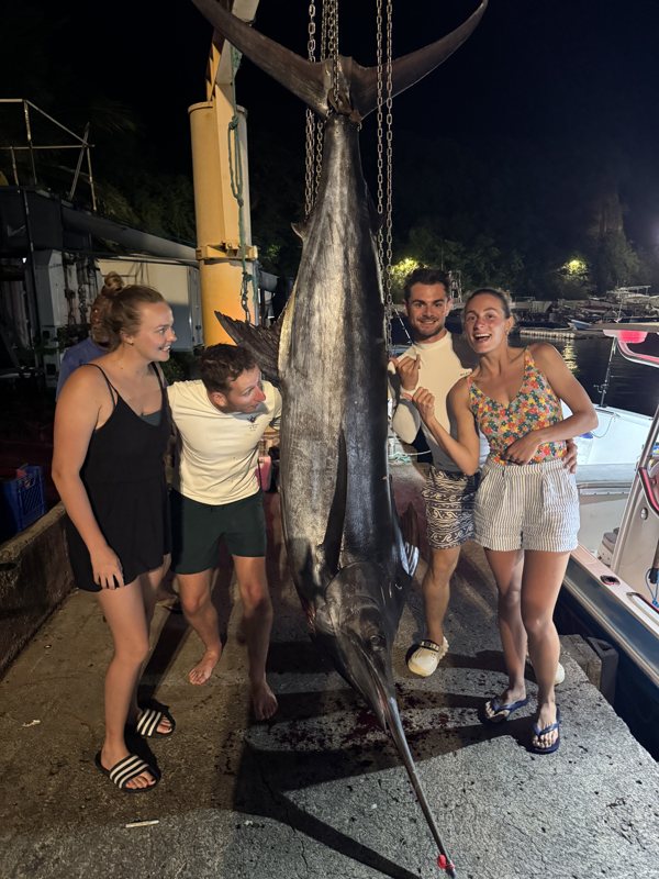 Équipage et clients tout sourire après une belle prise en Martinique