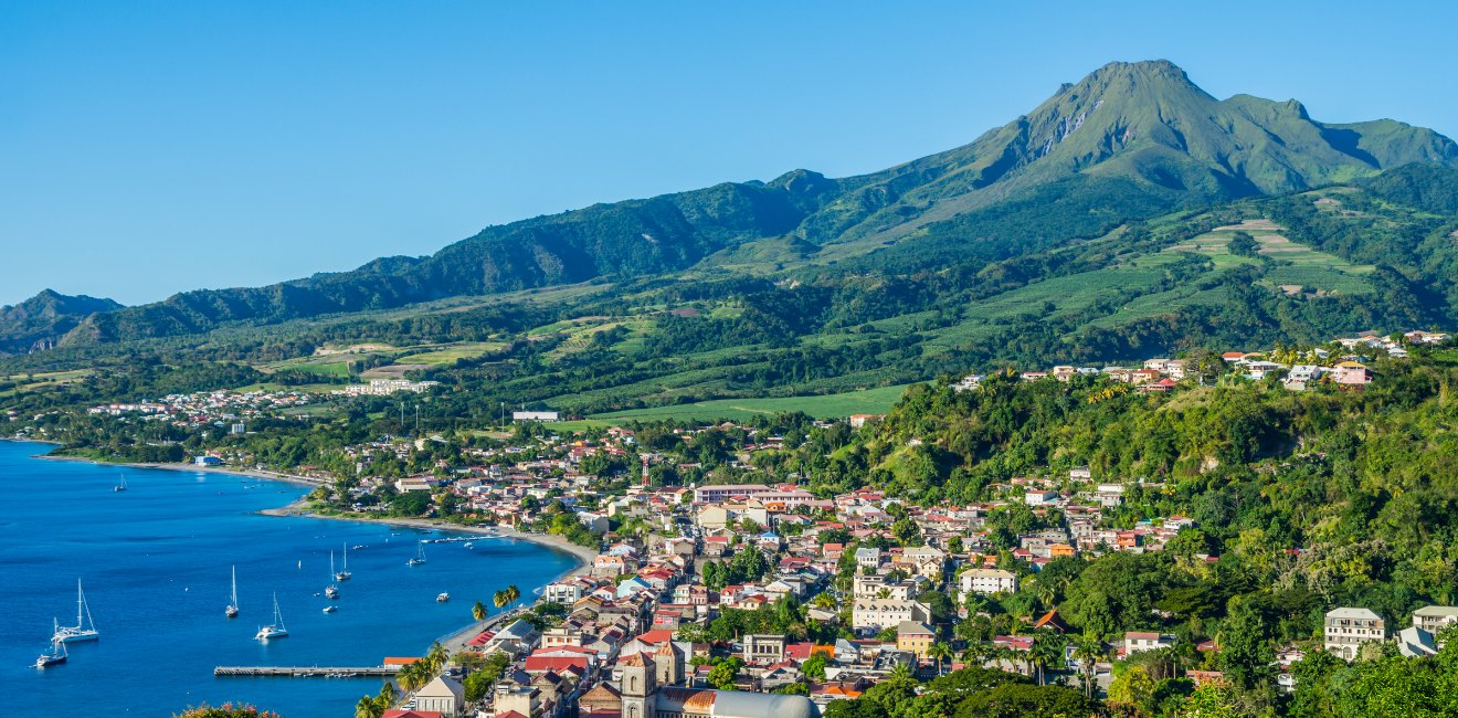 Baie de Saint-Pierre au pied de la Montagne Pelee en Martinique