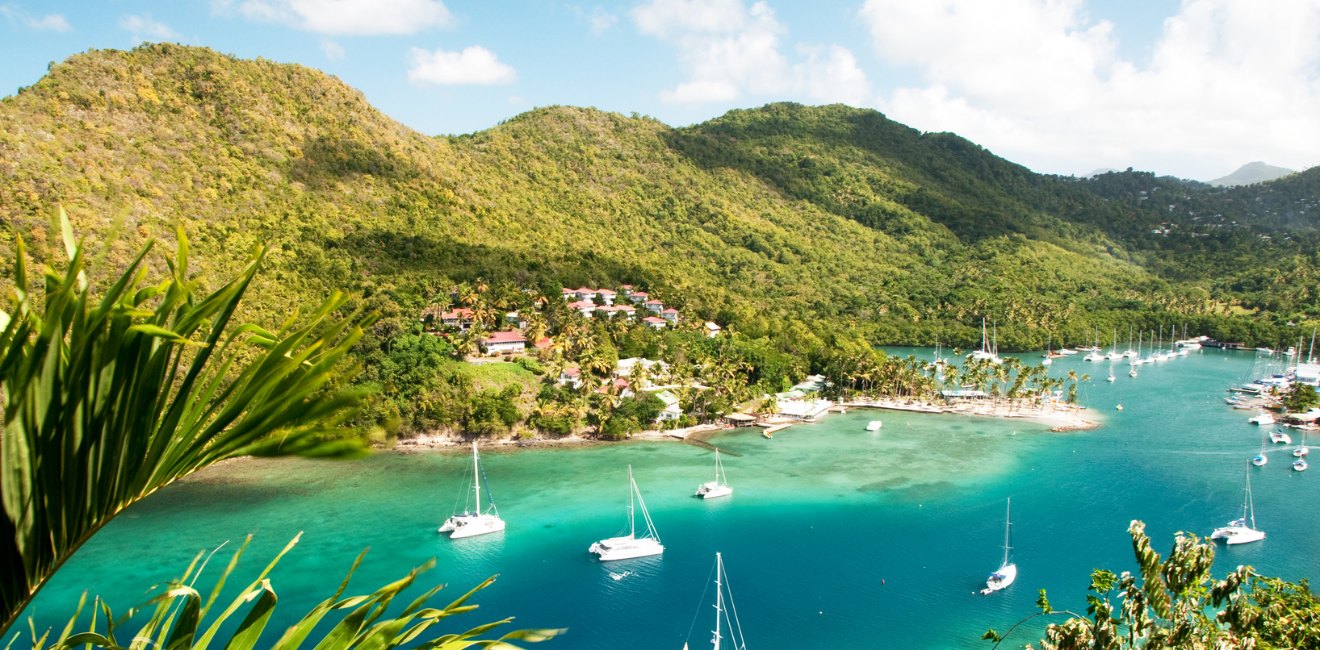 Baie de Sainte-Lucie et ses voiliers, escale de croisiere au depart de la Martinique